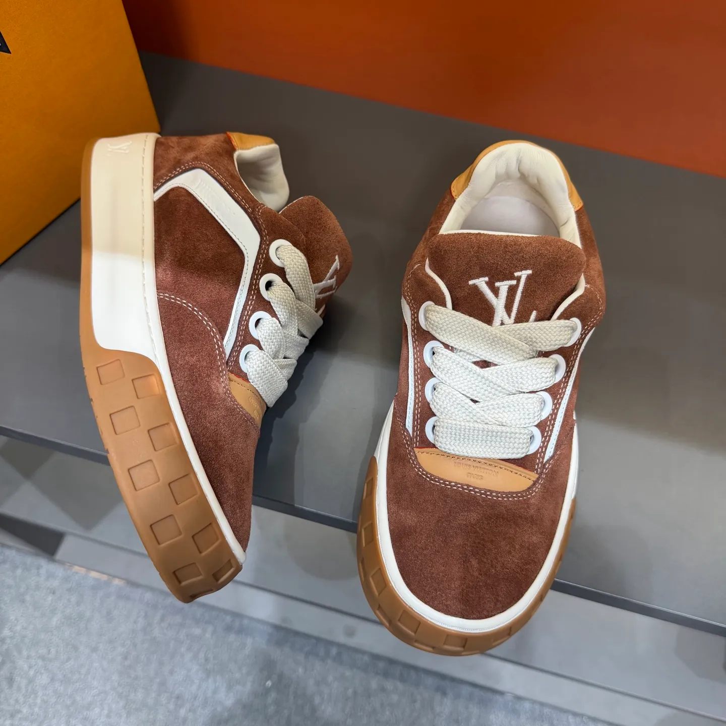 Factory price: 480💰Top version LV-Louis Vuitton-classic catwalk new model, empty glue process, original version 1:1 development! ! The upper foot is very comfortable. It is made of luxurious materials and fine workmanship. The midsole is printed with English letters "Made in Europe". The upper is made of calfskin imported from Italy. The side is decorated with the brand's LOGO and signature. The latest latex foot pads and mesh lining make the foot feel super comfortable. Original factory special supply of original two-color T men's shoes 💰U combination outsole. Bag technology Goodyear stitched edges Fabric: Exclusive custom first-layer cowhide Accessories: Exclusive private model Vuitton logo, lining: Customized silk mesh lining - first-layer silk cowhide lining Outsole: T men's shoes 💰U combination outsole wear-resistant, non-slip and anti-yellowing Foot pads: new latex pad-mesh sweat-absorbent Technology: fully computerized sewing machine wire drawing Toe cap Back cover Hot and cold shaping Full set of pull-top lasts, medium and low logo pattern, code number: 38-44, customized 45